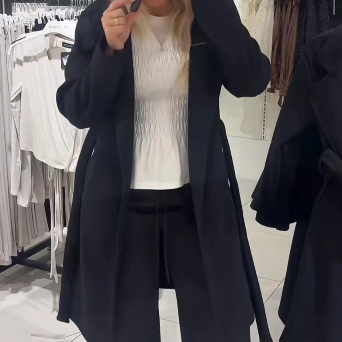 Svart kappa med bälte från Missy