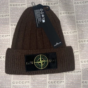 Stone Island vintermössa  - Splitterny vintermössa från stone Island.         Finns i Göteborg. Onesize / Unisex 