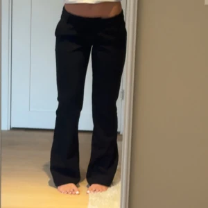 Bikbok kostymbyxor - Jättefina ett av domdär skärp hållarna har åkt av som syns på 3 bilden💗annars super skick! Jag är 163cm