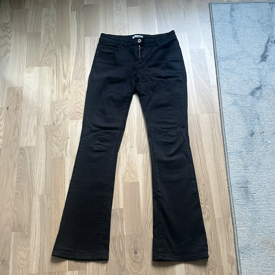 Svarta bootcut byxor från Laulia