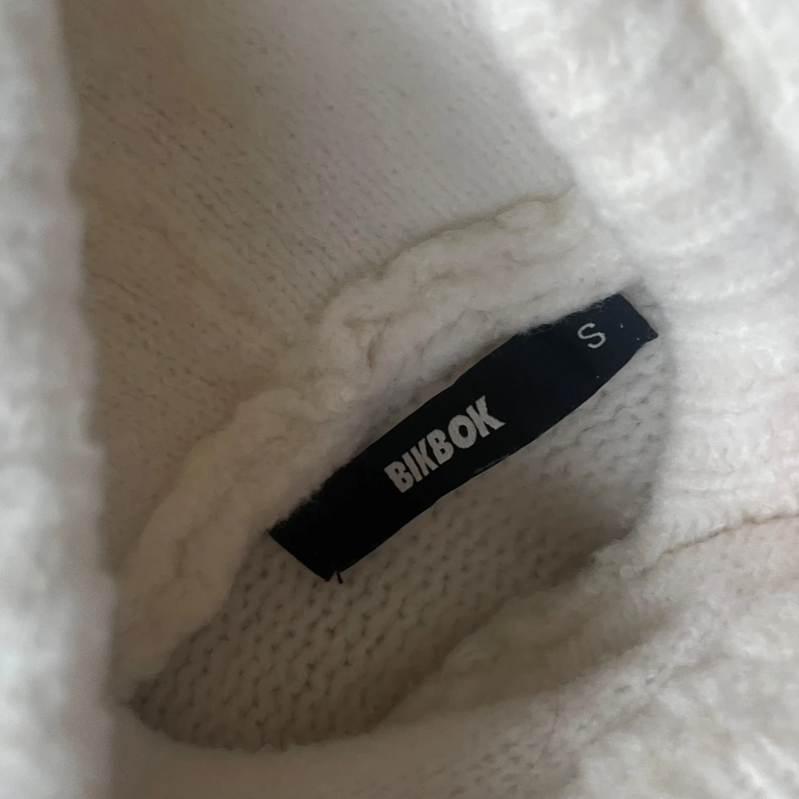Vit stickad hoodie från BikBok - 4