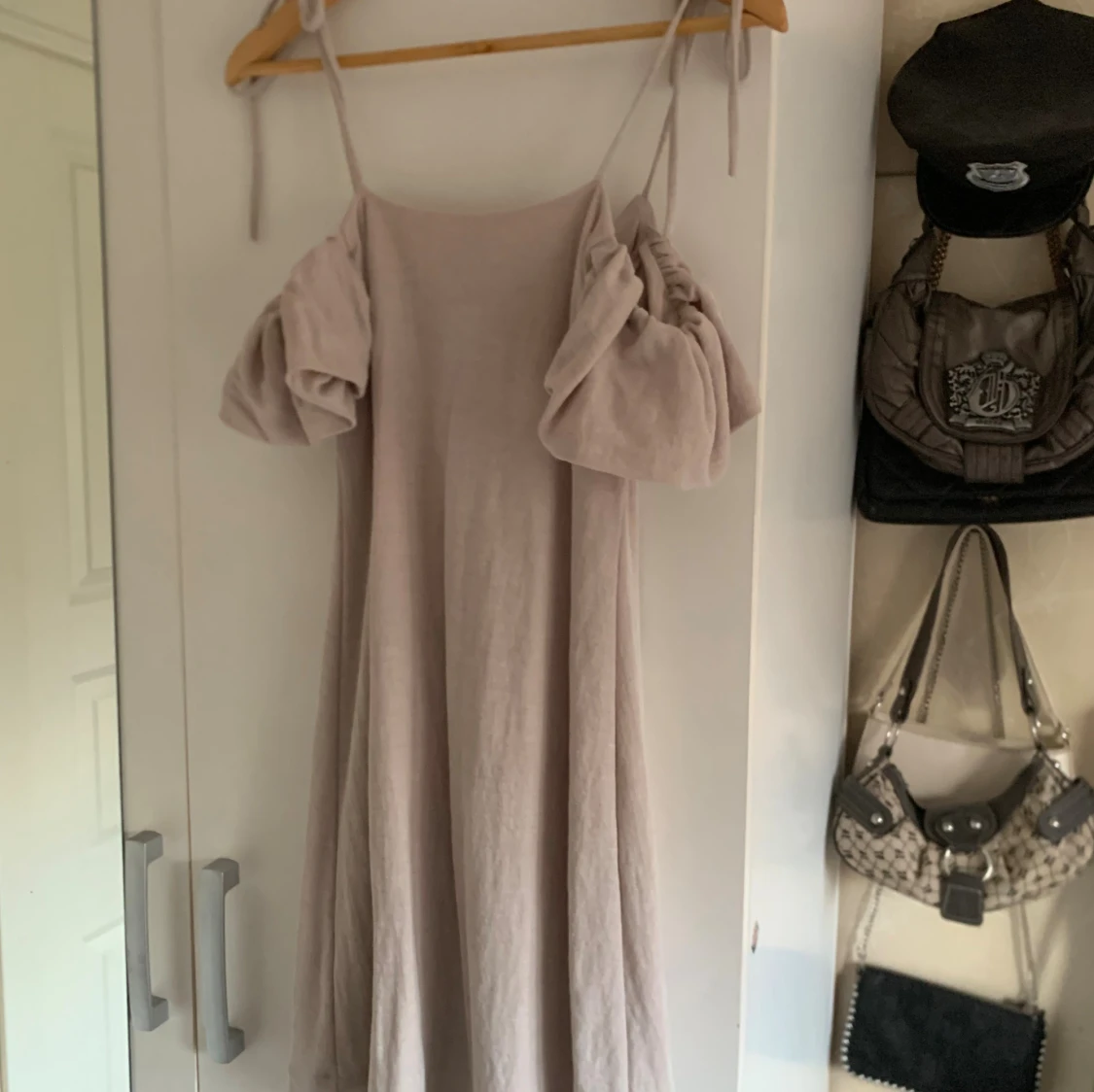 Beige kort klänning  - 2