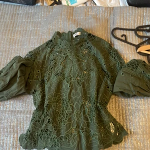 Snygg topp - Topp som har hål i sig lite överallt