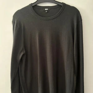 Grön Stickad Ull Tröja  - Grön stickad Ull tröja från Uniqlo. Aldrig använd, skick därför 10/10. Nypris 499, mitt pris 250. Skriv vid frågor och funderingar. 