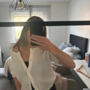 Vit stickad kofta med kort ärm - GÅ IN PÅ VINTED JULIAMALWI.00 OCH KÖP DÄR Superfin vit stickad kofta med korta ärmar och knappar framtill. Den har en ribbad struktur och är perfekt att slänga över ett linne. Enkel och stilren modell som passar till många outfits.