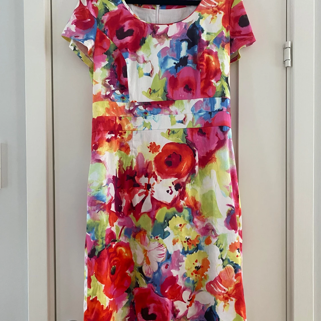 Färgstark blommig kortklänning
