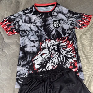 FCB fotbollströja Lamine Yamal lejon - Säljer en unik FCB fotbollströja med Lamine Yamal och nummer 10 på ryggen. Tröjan är splitters ny har inte använts pga för liten. Tröjan har storlek 176 men sitter som en s. Man får även med ett par shorts.