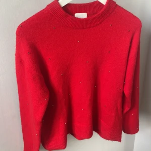 Röd stickad tröja med pärlor H&M XS - Superfin röd stickad tröja från H&M i storlek XS. Tröjan har rund halsringning, långa ärmar och är dekorerad med små silvriga pärlor över hela framsidan. Perfekt för dig som vill ha en färgklick i garderoben! Använd 1 gång❤️❤️