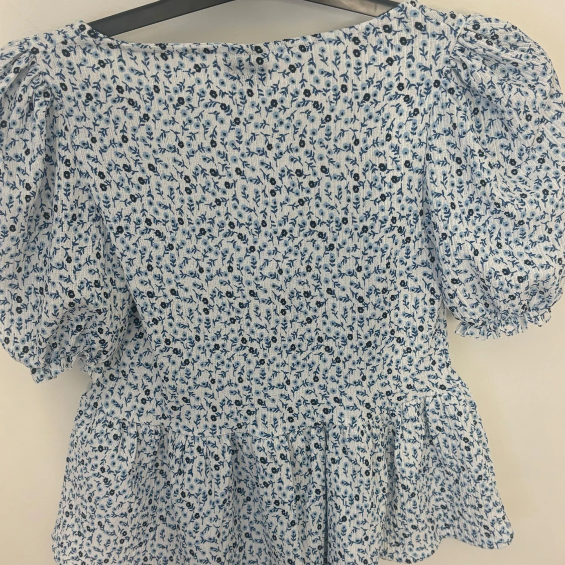 Blommig blus med puffärm Gina Tricot - 2