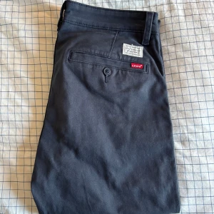 Levis chinos - Levis slim taper chinos i storlek 30/34. Killen på bilden är 185 cm och passformen är avsmalnande. Dom är hyfsat nya och ör i väldigt bra skick. 