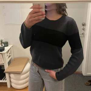 Stickad tröja - Välanvänd stickad tröja från Sisley. Strl M. Inga märkvärdiga defekter.