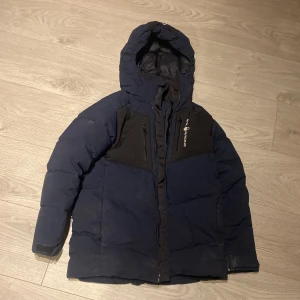 Sail racing jacka - Säljer denna sail racing jackan som används en vinter. Finns några fläckar på