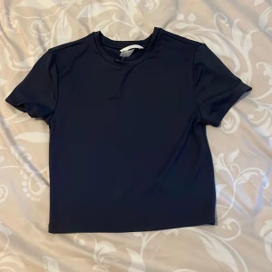 Mörkblå kortärmad t-shirt i S - En T-shirt ifrån HM MOVE, aldrig använd. Säljer då jag har andra tränings tröjor. 