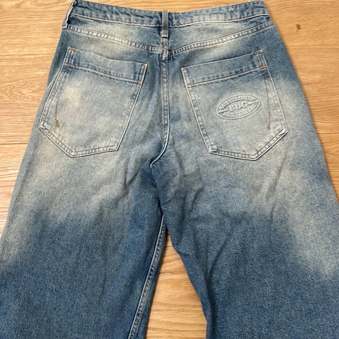 Wide jeans från BDG med rå kant - 3