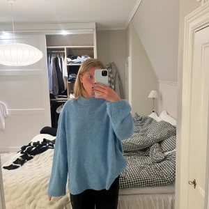 Ljusblå oversized stickad tröja - Mysig ljusblå stickad tröja med oversized passform och långa ärmar.