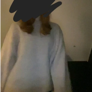 Oversized ljusbeige stickad tröja - Supermysig oversized stickad tröja i ljusbeige. Tröjan har en enkel design med rund hals och långa ärmar, perfekt höst och vinter tröja!