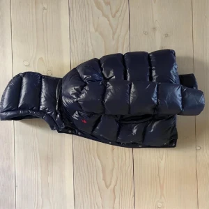Ralph Lauren Jacka - Glansig puffjacka från Ralph Lauren. Fint skick och perfekt nu när det börjar bli kallare ute. St 12-14
