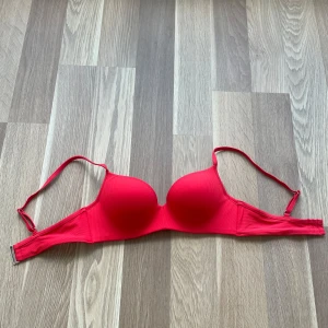 Bikiniöverdel  - Röd push-up bikiniöverdel ifrån HM, aldrig använd