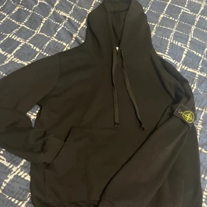 Stone island svart hoodie  - För en snabb affär så kan ja sänka pris summan ! Storleken passar M,S