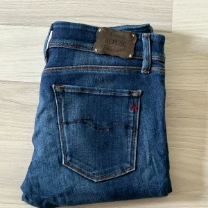 Mörkblå replay jeans  - Mörkblå replay jeans | skick 8/10 inga defekter, endast använda | Storlek W27/L30 | kom gärna med bud om ni inte är nöjda med fasta priset | hör av er vid frågor eller funderingar 🙌