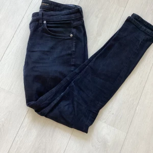 Nudie jeans  - Säljer nu dessa nudie jeans i storlek 31/32. Dom är i 9/10 skick! Vid frågor är det bara skriva 