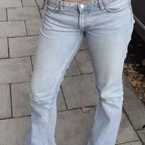 Ljusblå bootcut jeans från Zara - Jeans från ZARA som inte säljs längre, lågmidjade och sitter perfekt. Säljer då de inte kommer till stor användning 💗💗pris kan diskuteras 