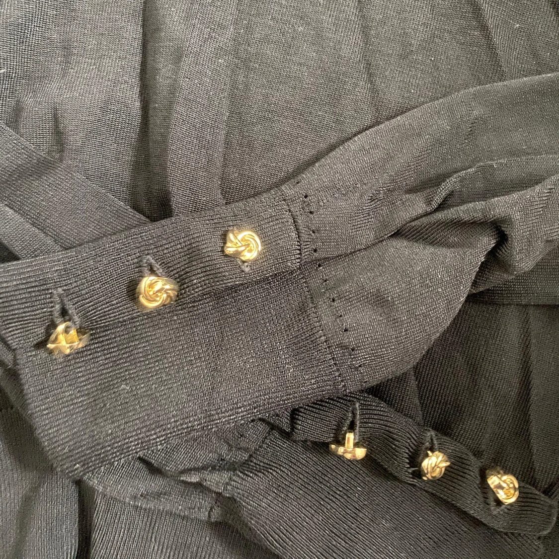 Svart stickad tröja med gulddetaljer H&M - 2