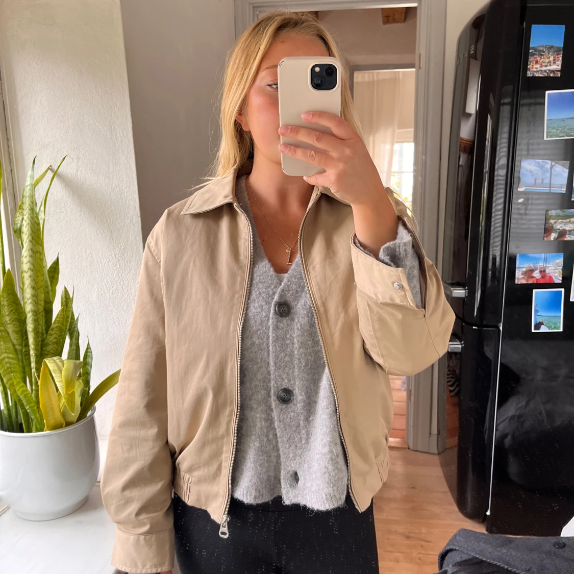 Beige kort jacka med krage - 1