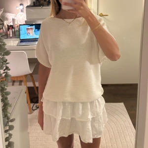 Vit volang kjol - Vit kjol med mönster och volanger. Jag brukar ha  storlek XS. Hör av dig om du har några frågor! 🫶🏼💕