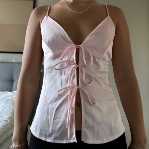 Rosa topp med knytdetalj  - Fin rosa topp med knyt framtill. Använd någon enstaka gång. Tryck inte på KÖP DIREKT utan skriv privat om du är intresserad! 💛