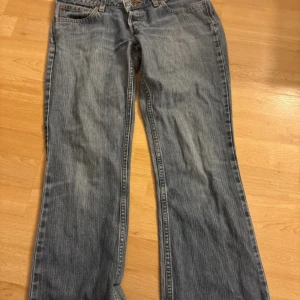 Levi's 518 bootcut jeans ljusblå - Säljer ett par klassiska lowrise Levi's 518 jeans i ljusblå tvätt. Bra skick men de e typ sydda vid innerbenet? inget man ser när man har på sig de. midja: 37cm tvärs över innerbenslängd: 70cm