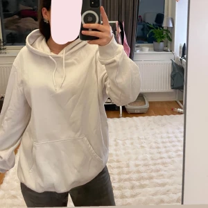 Vit oversized hoodie - Säljer en vit hoodie i storlek M men skulle säga att den är väldigt stor i storleken . Något nopprig💗