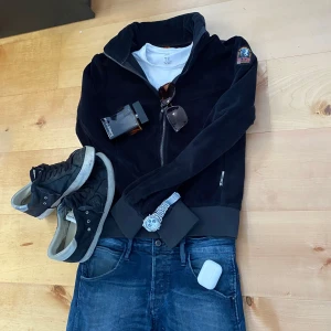 Parajumpers Cardigan - Säljer denna feta fleece cardigan/jackan från parajumpers som är perfekt för kalla sommar/vår kvällar | Den är i princip nytt skick använd max 3 gånger | Storlek S men passar mer åt xs, jag är 175 och den sitter något litet | Nypris runt 4000kr | Tveka inte på att komma med frågor 🤝🏼