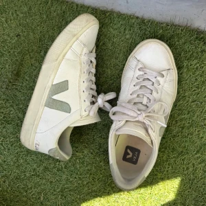 Veja skor  - Jättesnygga, har bara använts ett fåtal gånger. Säljer dem eftersom de inte kommer till användning