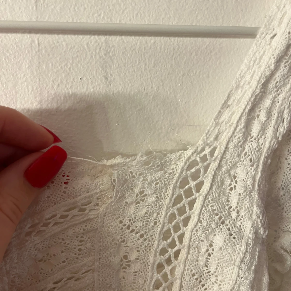 Vit spetsig linnetopp med broderi - 1