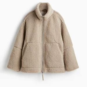 Beige teddyjacka med dragkedja - Den ”virala” Piléjsckan från HM, den va för liten för mig och nu försent att returnera, storlek M, jag tycker den känns mer som en S