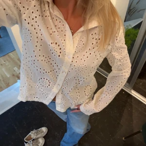 Broderad skjorta  - Skjorta i storlek xs 