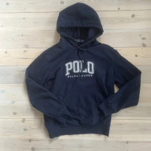 Mörkblå hoodie från Polo Ralph Lauren - Otroligt snygg och trendig hoodie från Ralph lauren. Den har inte några synliga defekter och stämmer bra i storlek. Skick: 9/10 Nypris: ca 2-3000kr