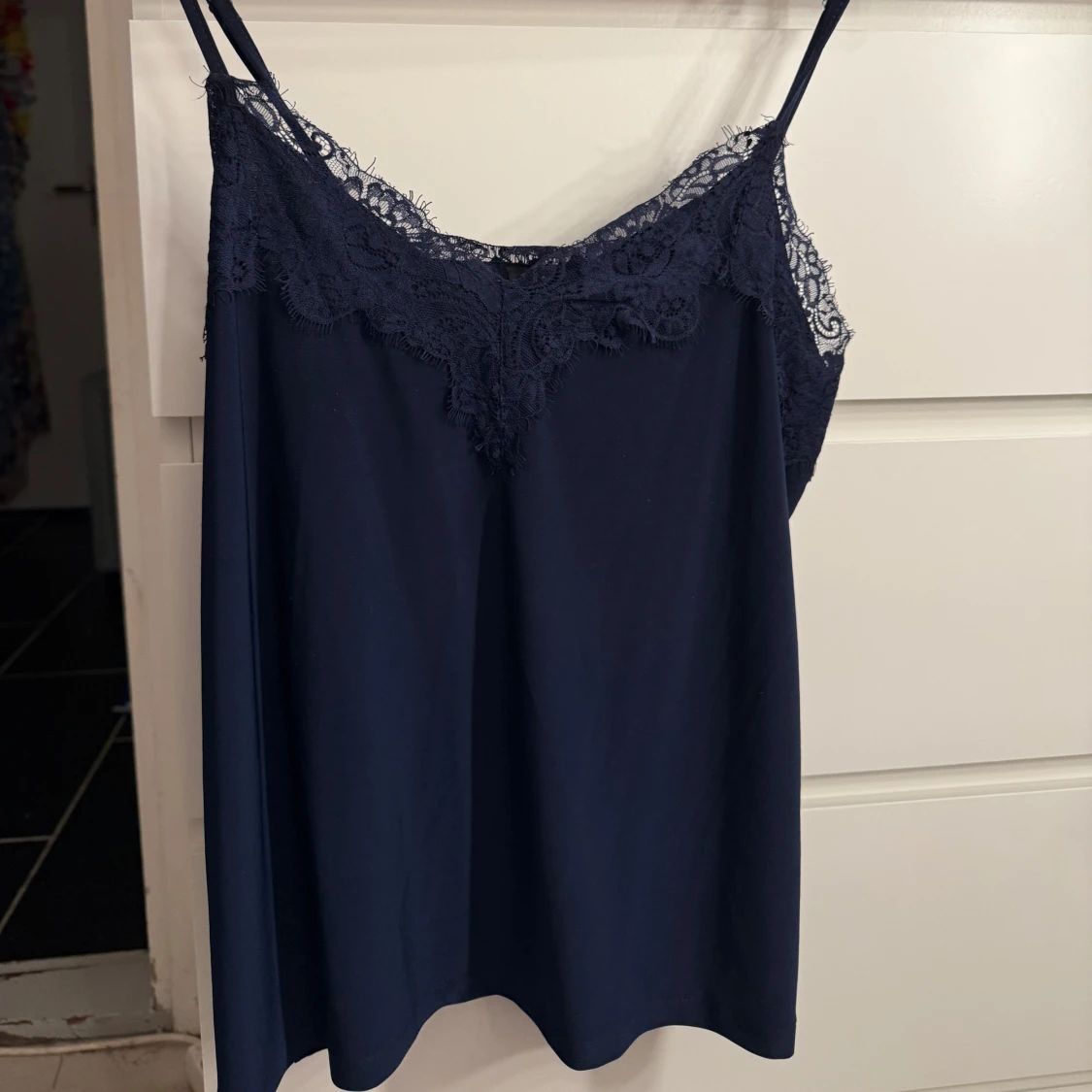 Mörkblå linnetopp med spets