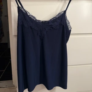 Mörkblå linnetopp med spets - Supersöt mörkblå linnetopp med tunna axelband och vacker spets längs urringningen💙💙