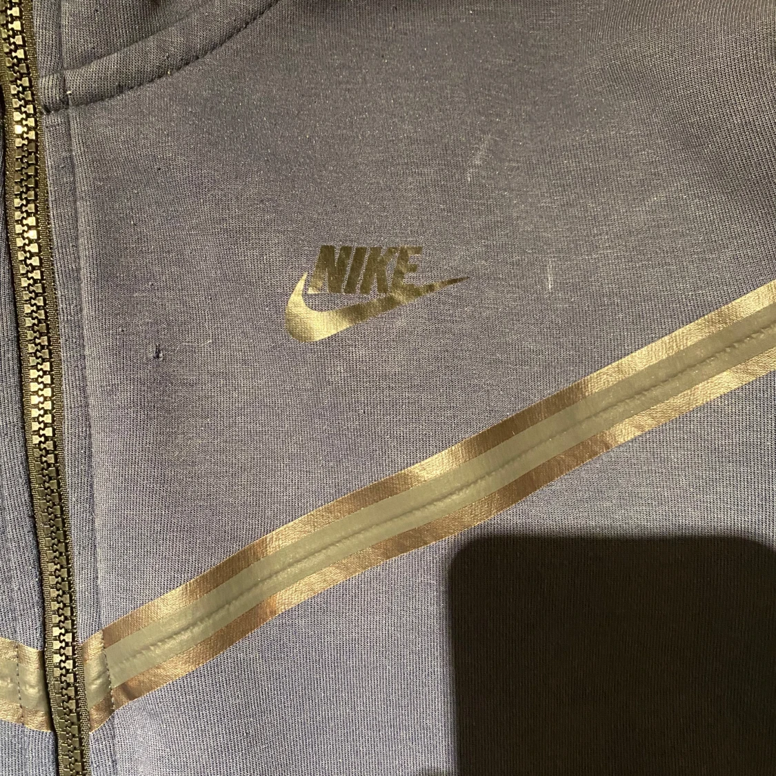 Nike zip hoodie med guldiga detaljer M
