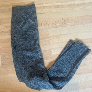 Gråmelerade leggings - Snygga gråmelerade leggings med hög midja och tight passform. Perfekta för träning eller chill hemma. Mjukt och stretchigt material som sitter skönt hela dagen.
