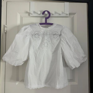 Vit blus med broderi från H&M Divided - Superfin vit blus från H&M Divided i storlek XS. Slutsåld på hemsidan och i affären. Använd 1 gång och kommer ej till användning!🩷 Skickar snabbt! 