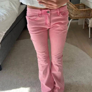 Rosa jeans - ASCOOLA! Innerbenslängden är 77 cm och midjemåttet är 35 cm. Tar bort annonsen 4/9-25 om ingen köpt än👏🏼💓😁