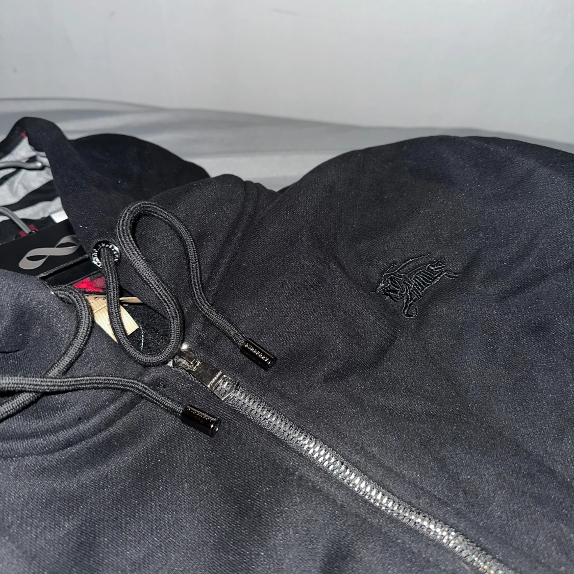 Svart hoodie från Burberry med dragkedja - 1