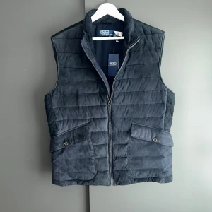  Mockaväst Ralph Lauren med Tags - Bra skick, mockan är lite sliten men annars mycket bra skick. Storlek M passar dig som är mellan 175-185cm. Nypris ca 10 000kr. Tags medföljer! Modellen är 185 cm, 79 kg. Passar bra nu till sen sommar/höst. Skriv för mer information!🤝 