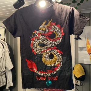 Svart t-shirt med draktryck Hong Kong - Svart t-shirt, perfekt för dig som gillar asiatiska motiv och coola prints. Köpte av misstag Storlek S ( För Tjej ) för dig som är smal och har stil 