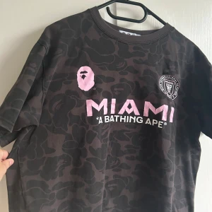 Svart x Miami t-shirt - T- shirt til kvinder