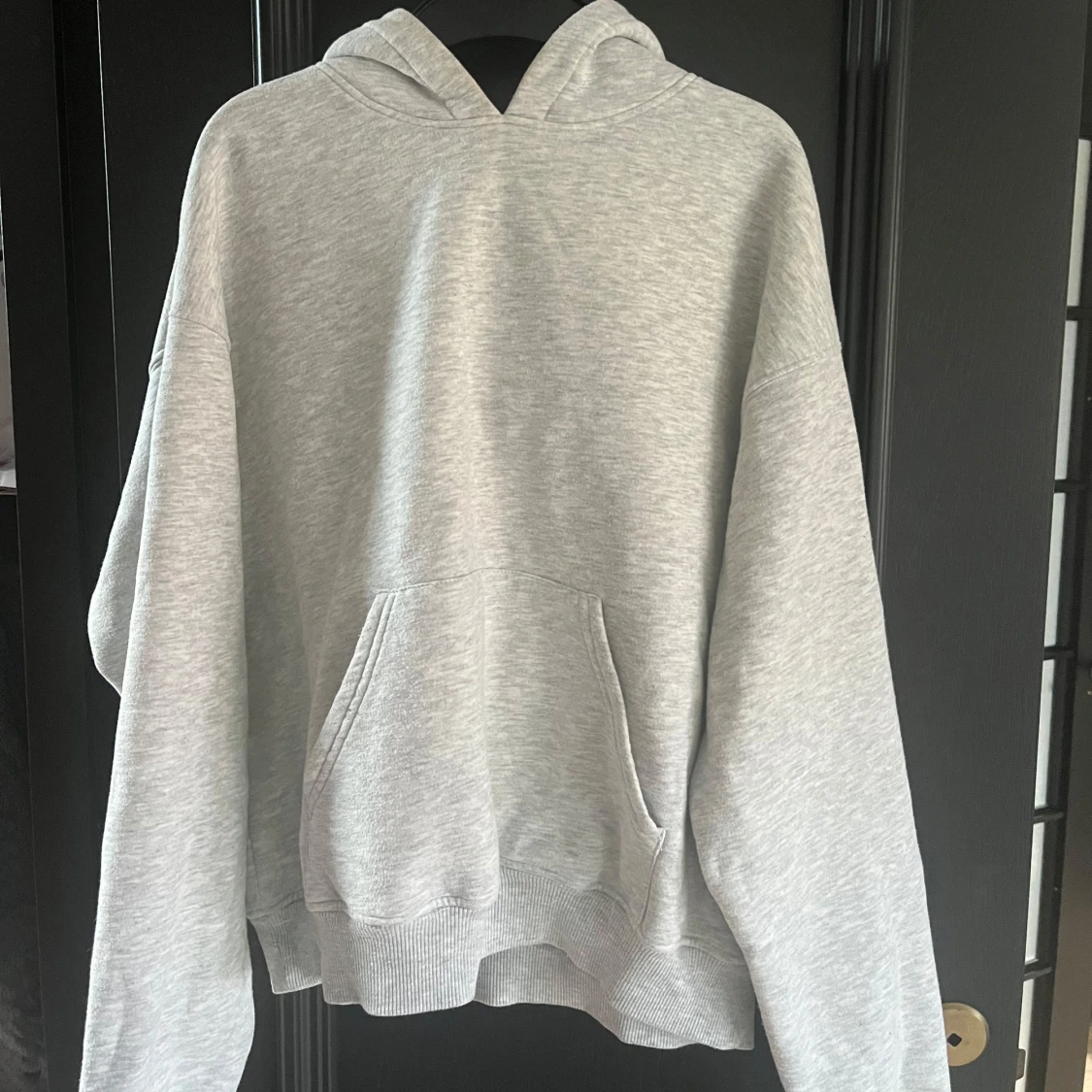 Grå hoodie med huva och magficka - 1