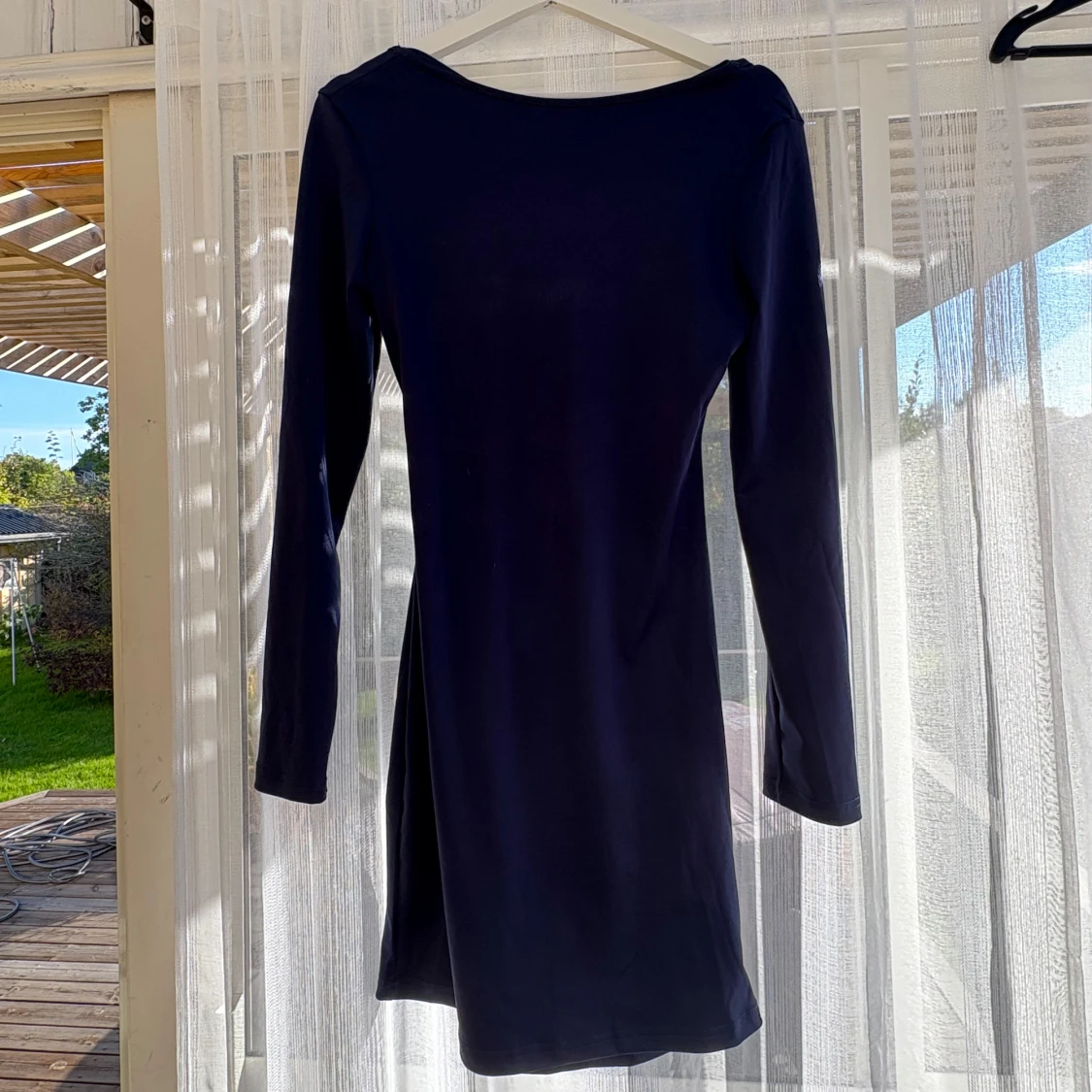 Mörkblå klänning med öppen rygg